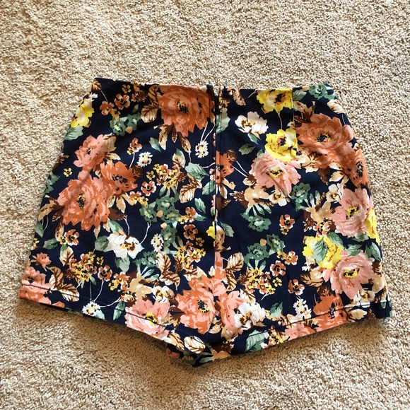 High-waisted Floral Shorts by Mine - Picture 2 of 3